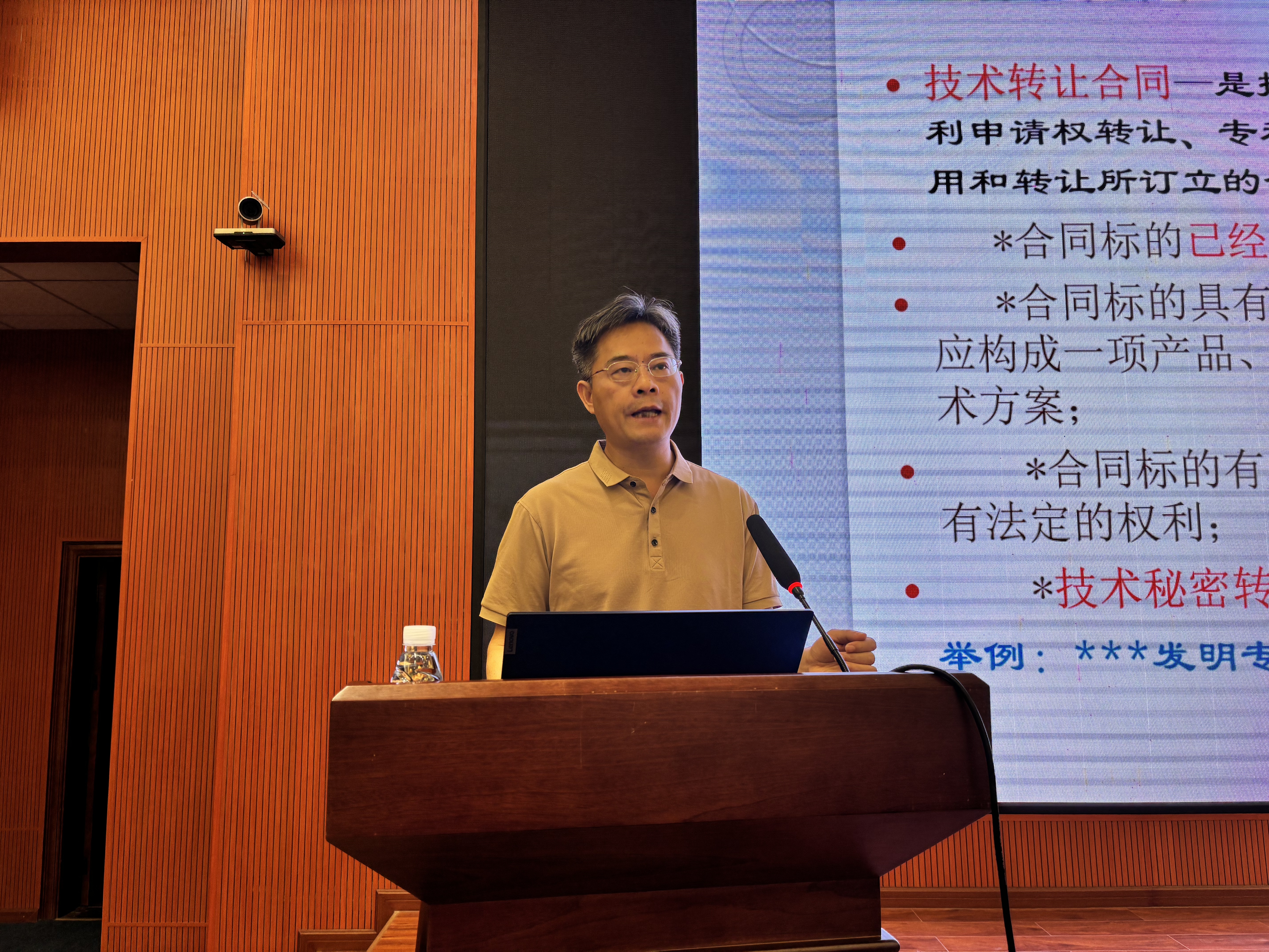 蔡辉做讲解.jpg 蔡辉做讲解.jpg